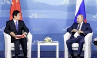 Chủ tịch Quốc hội Trung Quốc Lật Chiến Thư ̣(trái) trong cuộc gặp Tổng thống Nga Vladimir Putin ngày 7/9. (Ảnh: Xinhua)
