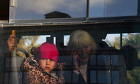 Hàng ngàn dân thường đã được sơ tán khỏi Kherson. (Ảnh: Reuters)