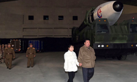 Ông Kim Jong Un và con gái trong bức ảnh được KCNA đăng tải