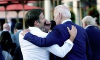 Hai ông Biden và Macron khoác vai nhau sau thượng đỉnh G7 ở Đức tháng 6/2022. (Ảnh: AP)