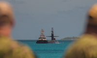 Tàu ngầm hạt nhân USS West Virginia của Hải quân Mỹ nổi lên ở cảng Diego Garcia