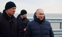 Tổng thống Putin đi bộ trên cầu Crimea
