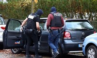 Cảnh sát Đức lục soát xe ô-tô ở khu vực truy bắt các đối tượng cực đoan. (Ảnh: Reuters)