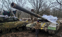 Lính Ukraine đứng cạnh xe tăng ở Bakhmut ngày 13/1