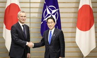 Tổng thư ký NATO Jens Stoltenberg (trái) trong cuộc gặp Thủ tướng Nhật Bản Fumio Kishida ngày 31/1. (Ảnh: AP)