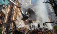 Lực lượng cứu hộ khắc phục hậu quả một vụ tấn công bằng máy bay không người lái ở Kiev ngày 17/10/2022