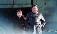 Chủ tịch Triều Tiên Kim Jong Un dẫn con gái Ju-ae thăm các doanh trại quân đội