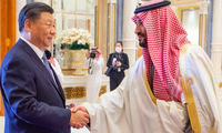 Thái tử kế vị Á-rập Xê-út Mohammed Bin Salman đón Chủ tịch Trung Quốc thăm tháng 12/2022. (Ảnh: Reuters)