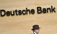 Trước văn phòng của Deutsche Bank ở London ngày 16/3. (Ảnh: Reuters)