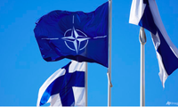 Quốc kỳ của Phần Lan và cờ của NATO trước trụ sở Sở Nội vụ Phần Lan ở Helsinki ngày 4/4. (Ảnh: AP)