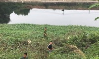 Lực lượng chức năng huy động lực lượng tìm kiếm nữ sinh mất tích dọc bờ sông xã Nguyễn Trãi.