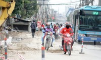 Người dân vất vả luồn lách vượt qua &apos;đại công trường&apos; đường Vành đai 2
