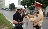Lực lượng CSGT xử lý vi phạm nồng độ cồn. Ảnh: Thanh Hà