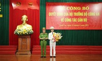 Thứ trưởng Lê Quý Vương tặng hoa chúc mừng đại tá Phạm Thế Tùng, Giám đốc Công an tỉnh Nghệ An. Ảnh CAND