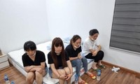 Nhóm người Trung Quốc tại căn hộ chung cư.