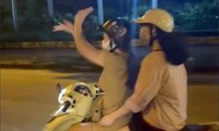 Đi xe máy buông cả 2 tay ‘múa quạt’, cô gái bị xử phạt gần 9 triệu đồng