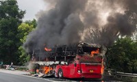 Xe khách giường nằm cháy ngùn ngụt trên cao tốc Pháp Vân - Cầu Giẽ