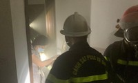 Lính cứu hoả mở lối thoát, cứu 9 người trên sân thượng ngôi nhà bị cháy giữa đêm