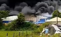 Cháy lớn tại kho xưởng vải ở Thường Tín, khói đen bốc ngút trời