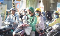 Dòng xe chen chúc, người người tay xách nách mang rời Thủ đô về quê nghỉ lễ 2/9