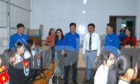 Bí thư thứ nhất T.Ư Đoàn dự khai giảng và trao quà tại trường Dân tộc nội trú Nghệ An