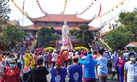 Sáng mùng 1 Tết, người dân TPHCM chen chân đi lễ chùa 