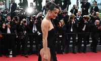 Á hậu diện váy cắt xẻ lộ vòng ba ở thảm đỏ Cannes