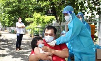 Theo chân bác sĩ lấy mẫu xét nghiệm vào điểm nóng dịch COVID-19