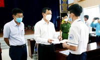 Học sinh mồ côi vì COVID được trao học bổng, TT-Huế bắt đầu mở cửa trường học trở lại