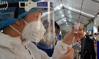 Tiêm vắc xin phòng COVID-19 mũi 1 chưa xong, ngành y tế nói gì?