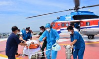 Trực thăng vượt biển cứu ngư dân biến chứng viêm phổi nguy kịch