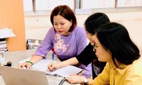 Hai cô bạn và bài báo về trùn quế ở hội nghị quốc tế