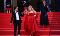 Vì sao Jennifer Lawrence bỏ giày cao gót để đi dép tông trên thảm đỏ LHP Cannes?