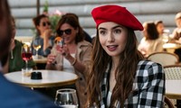 “Emily in Paris” khiến mũ beret hot trở lại, nhưng làm thế nào để đội thật thanh lịch?