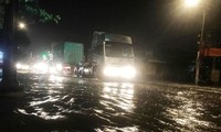 Đường Sài Gòn lại ngập sâu trong mưa lớn