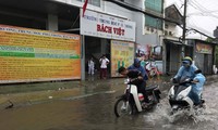 Đường phố Sài Gòn lại ngập nặng sáng đầu tuần do mưa lớn