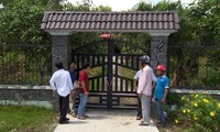 Nhiều 'hụi viên' đứng trước cửa nhà bà Trang đòi thanh toán tiền hụi.