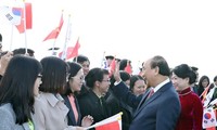 Lễ đón Thủ tướng Chính phủ Nguyễn Xuân Phúc và Phu nhân tại sân bay quân sự Gimhae, Busan. (Ảnh: Thống Nhất/TTXVN)