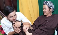 Hoài Lâm sinh năm 1995, được khán giả biết tới đầu tiên với danh xưng là con nuôi NSƯT Hoài Linh.