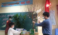 Anh Nguyễn Duy Long cùng hai con trai trang trí phòng cách ly để đón Tết. Ảnh: Nhân vật cung cấp.