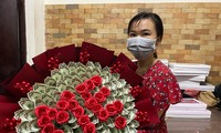 Bó hoa bằng tiền mặt trị giá 200 triệu đồng ngày 20/10