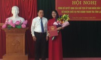 Bà Nguyễn Mai Loan (bìa phải) nhận quyết định và hoa của lãnh đạo UBND tỉnh Lạng Sơn .Ảnh: Duy Chiến 