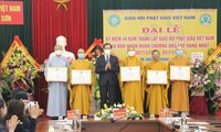 Lãnh đạo UBND tỉnh Lạng Sơn (giữa) trao bằng khen của Chủ tịch UBND tỉnh cho các tập thể, cá nhân có thành tích xuất sắc trong hoạt động tôn giáo, an sinh xã hội -Ảnh: Duy Chiến 