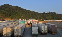 Hiện tại ở biên giới Lạng Sơn vẫn còn tồn ứ trên 2000 xe chở hàng chờ xuất khẩu. Ảnh: Duy Chiến 