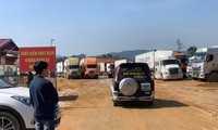 Do phía Trung Quốc vẫn siết chặt kiểm soát bệnh dịch nên ở các cửa khẩu Lạng Sơn hiện vẫn còn trên 2000 phương tiện tồn, ứ -Ảnh: Duy Chiến 