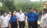 Anh Bùi Quang Huy (thứ 2 từ phải sang), Bí thư Thường trực TƯ Đoàn đến kiểm tra, khảo sát thực tế hoạt động của Làng TNLN biên giới Thụy Hùng -Ảnh: Duy Chiến 