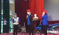 Tuổi trẻ Lạng Sơn tham gia thực hành đội mũ bảo hiểm đúng cách -Ảnh: Duy Chiến 