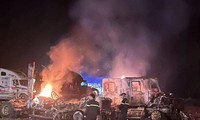 Hiện trường vụ cháy 2 xe container ở Khu phi thế quan cửa khẩu Tân Thanh -Ảnh: Duy Chiến 