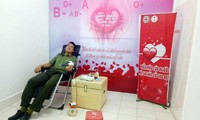 Hình ảnh Thượng úy Nguyễn Tiến Trung kịp thời hiến máu cứu người đàn ông bị trâu húc nguy kịch đã làm đẹp hình ảnh người chiến sỹ công an -Ảnh: G.H