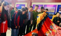 Hứng thú với các hiện vật tiêu biểu của người Tày, Nùng xứ Lạng -Ảnh: Duy Chiến 
